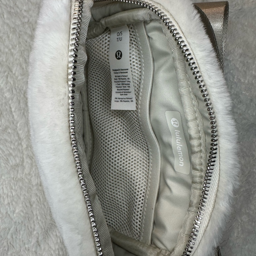 lululemon athletica Everywhere Belt Bag
Plush Fleece - Picture 8 of 9